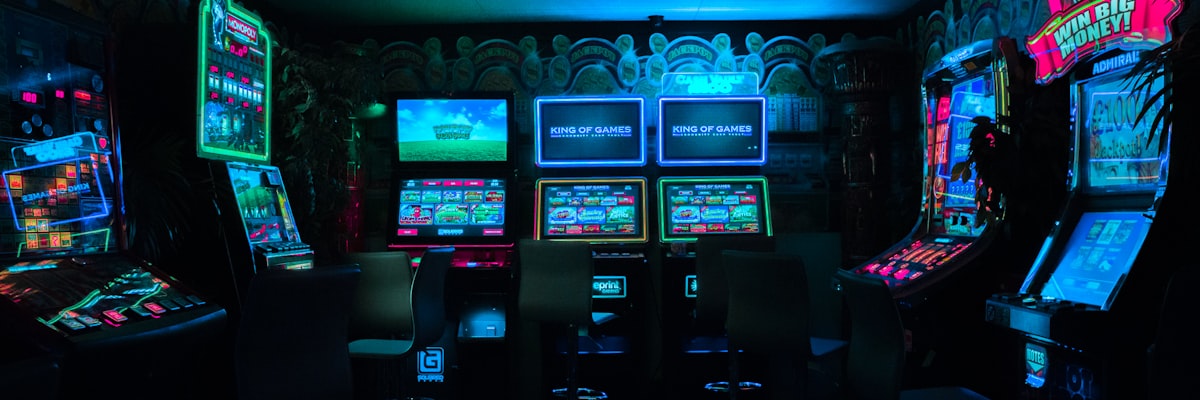 专业电竞解说团队在演播室分析赛事战术