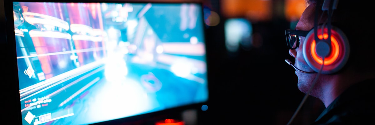 英雄联盟S16全球总决赛直播画面 - 两支顶级战队在召唤师峡谷激烈对战